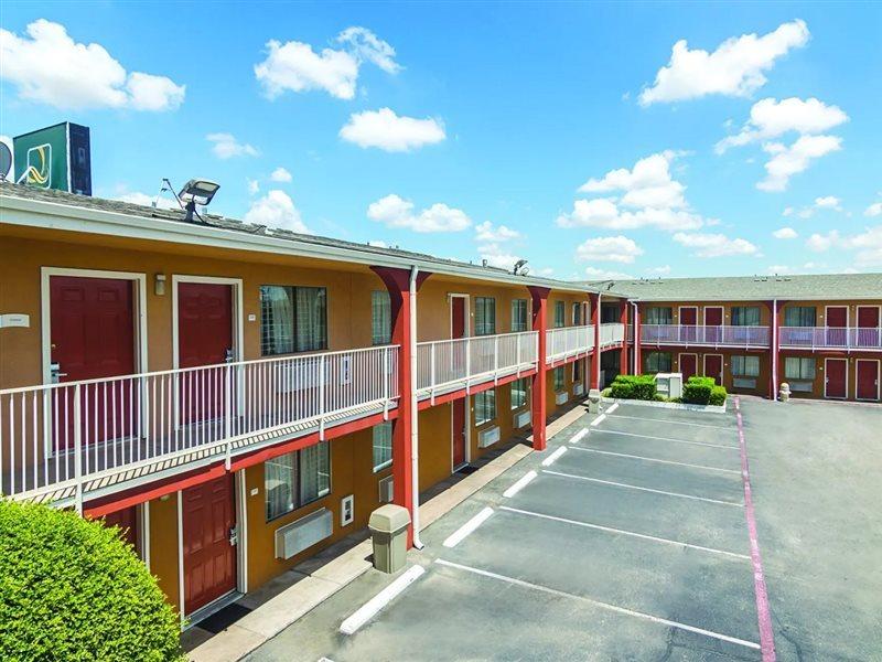 Days Inn & Suites By Wyndham Arlington Near Six Flags Eksteriør bilde