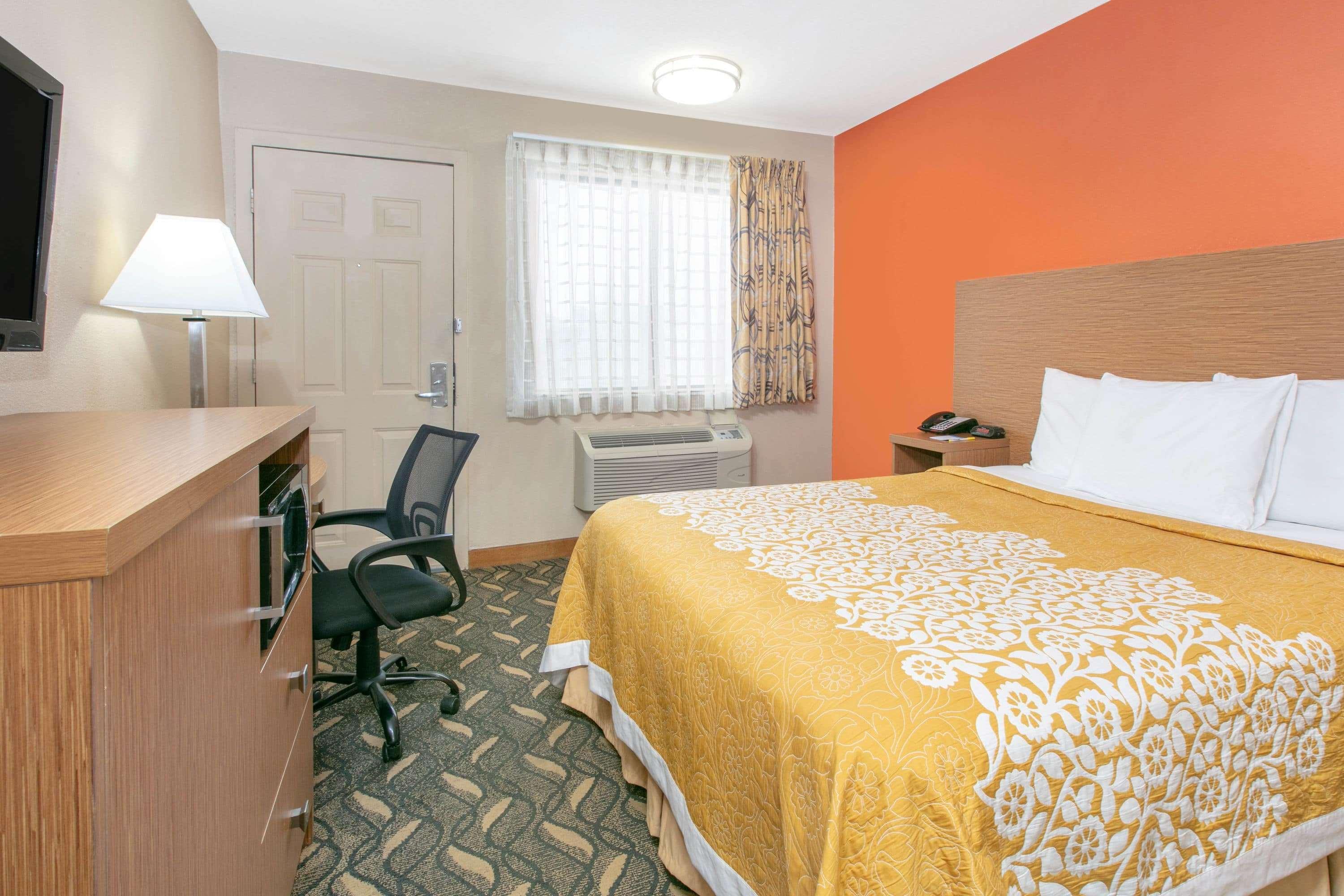 Days Inn & Suites By Wyndham Arlington Near Six Flags Eksteriør bilde