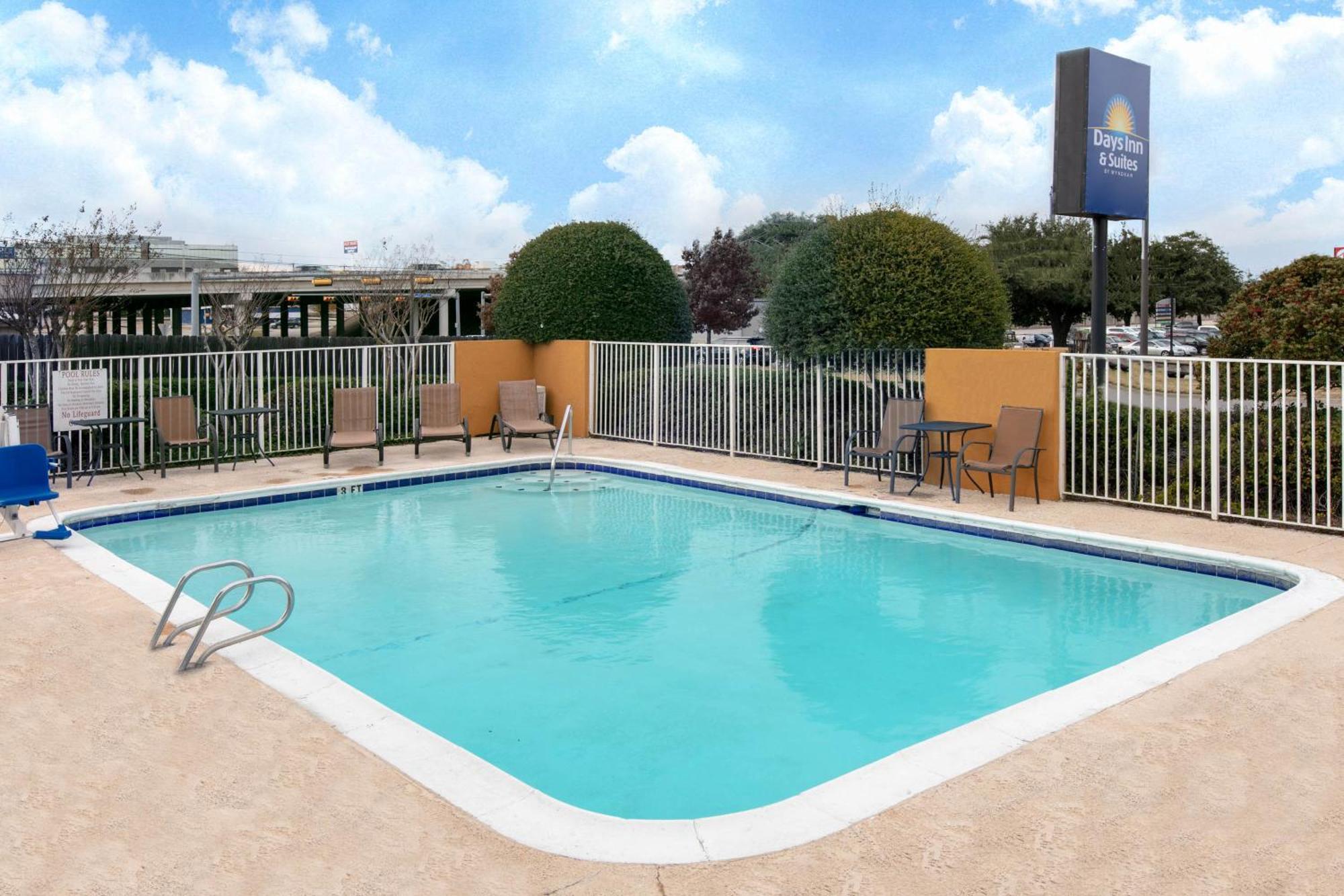 Days Inn & Suites By Wyndham Arlington Near Six Flags Eksteriør bilde