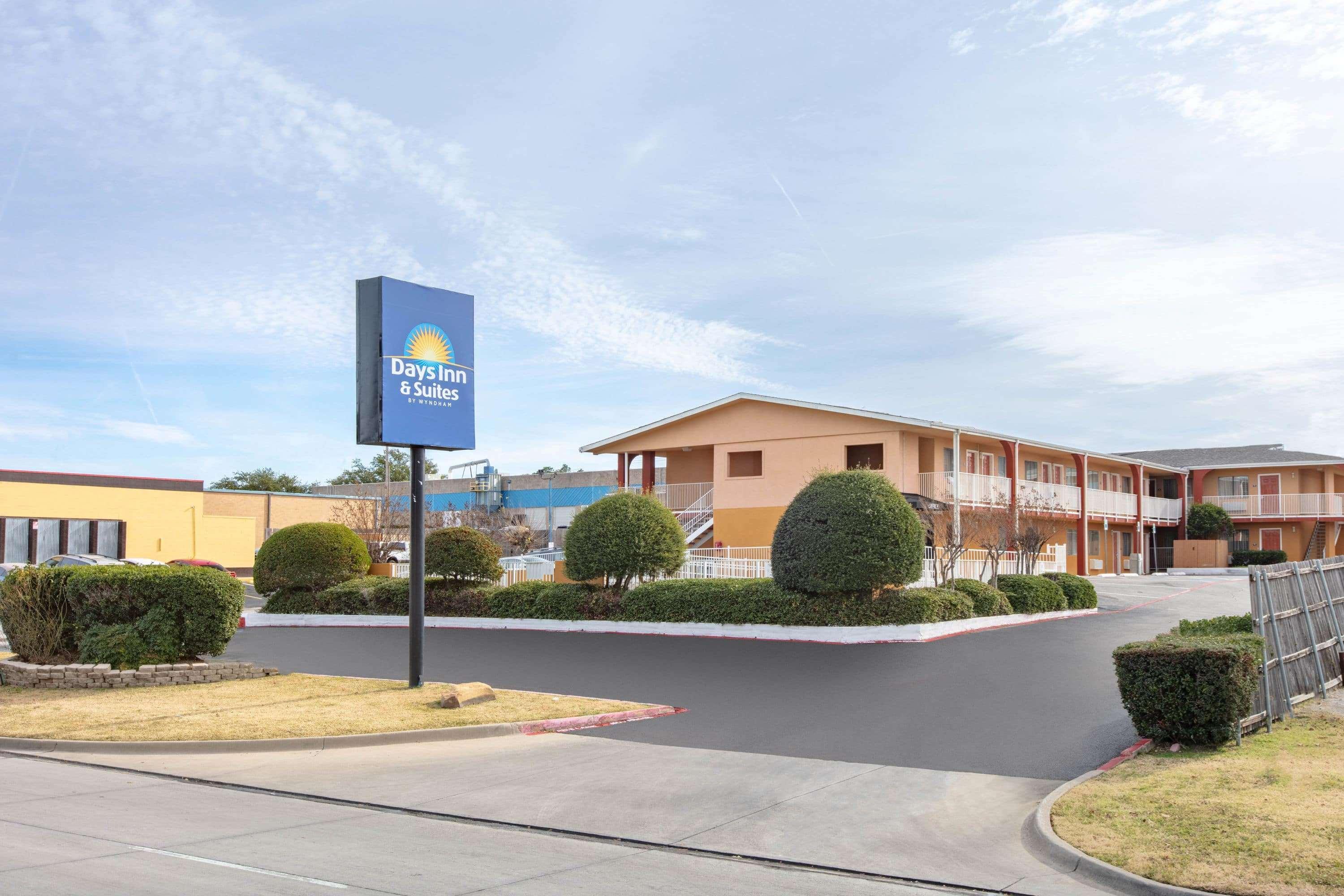 Days Inn & Suites By Wyndham Arlington Near Six Flags Eksteriør bilde