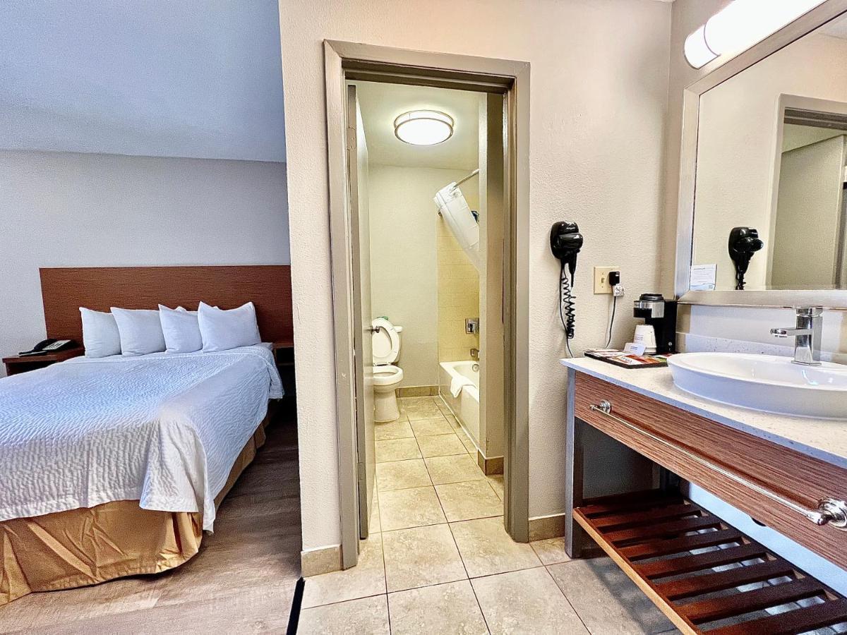 Days Inn & Suites By Wyndham Arlington Near Six Flags Eksteriør bilde