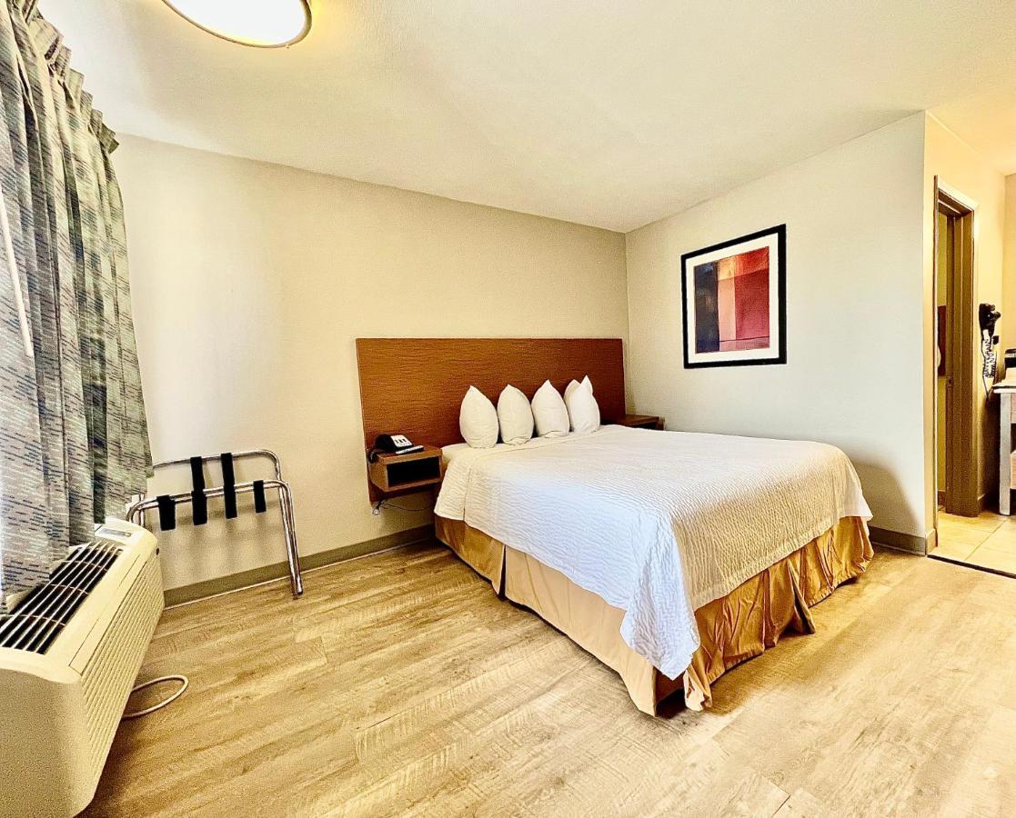 Days Inn & Suites By Wyndham Arlington Near Six Flags Eksteriør bilde