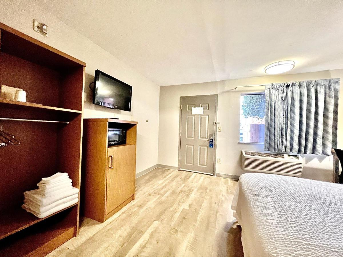 Days Inn & Suites By Wyndham Arlington Near Six Flags Eksteriør bilde