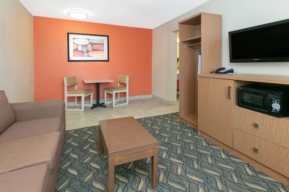 Days Inn & Suites By Wyndham Arlington Near Six Flags Eksteriør bilde