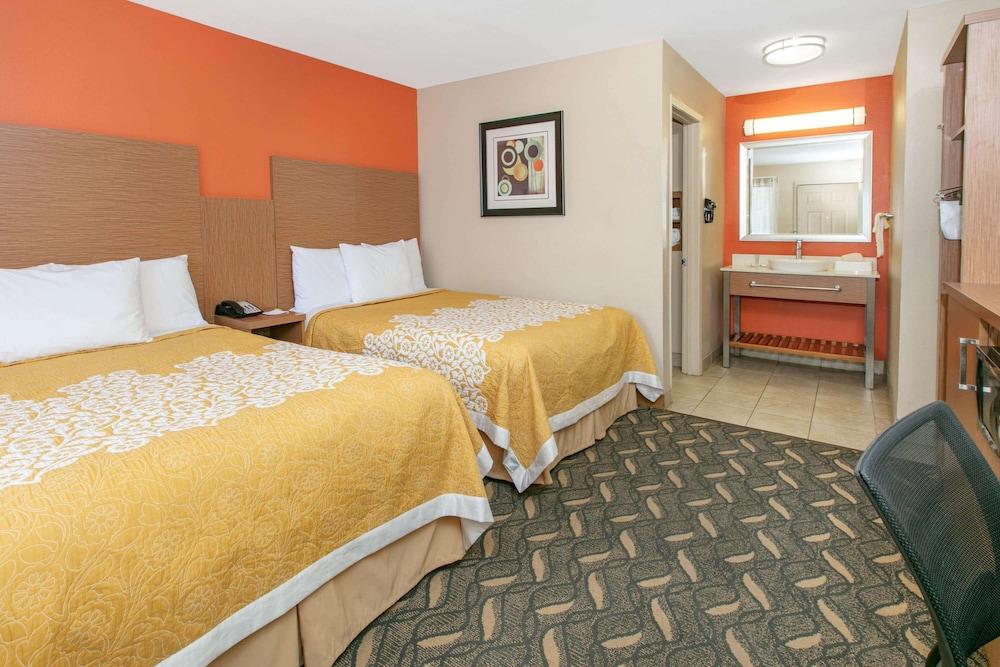 Days Inn & Suites By Wyndham Arlington Near Six Flags Eksteriør bilde