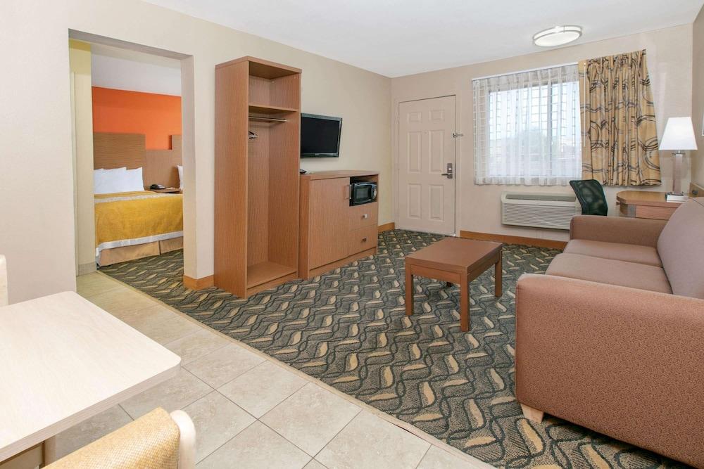 Days Inn & Suites By Wyndham Arlington Near Six Flags Eksteriør bilde
