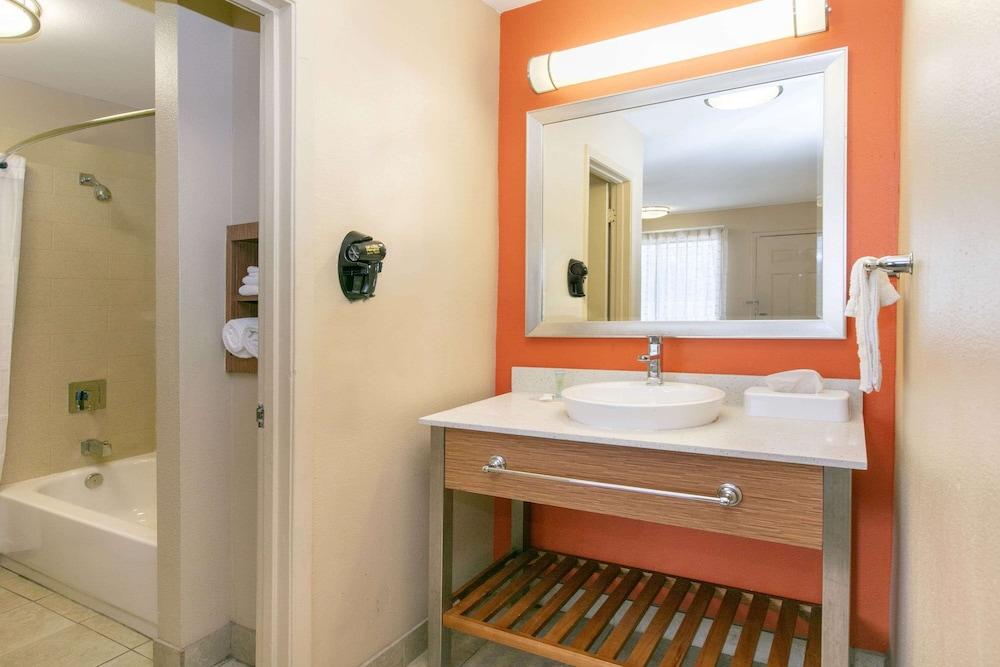 Days Inn & Suites By Wyndham Arlington Near Six Flags Eksteriør bilde