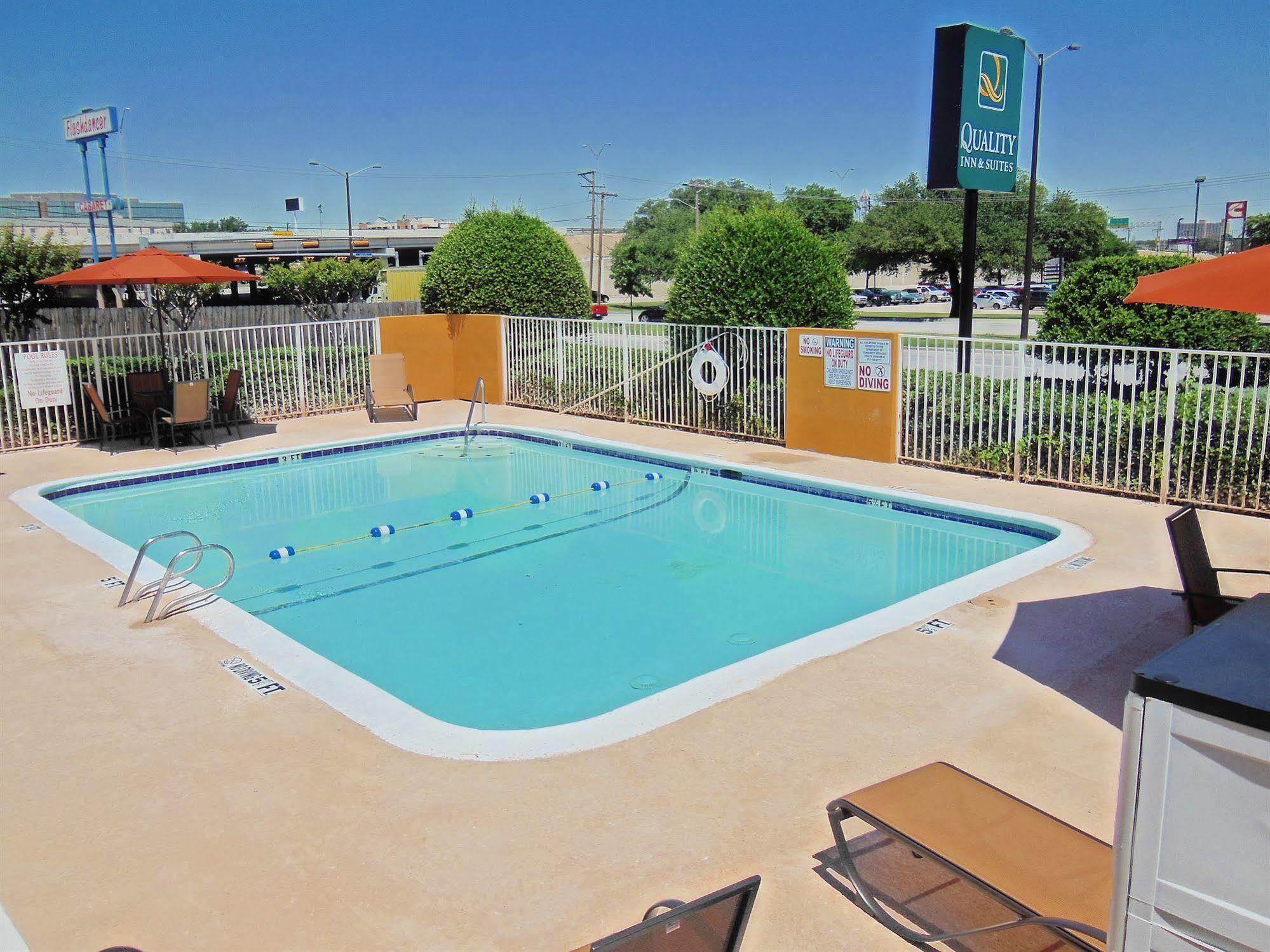 Days Inn & Suites By Wyndham Arlington Near Six Flags Eksteriør bilde