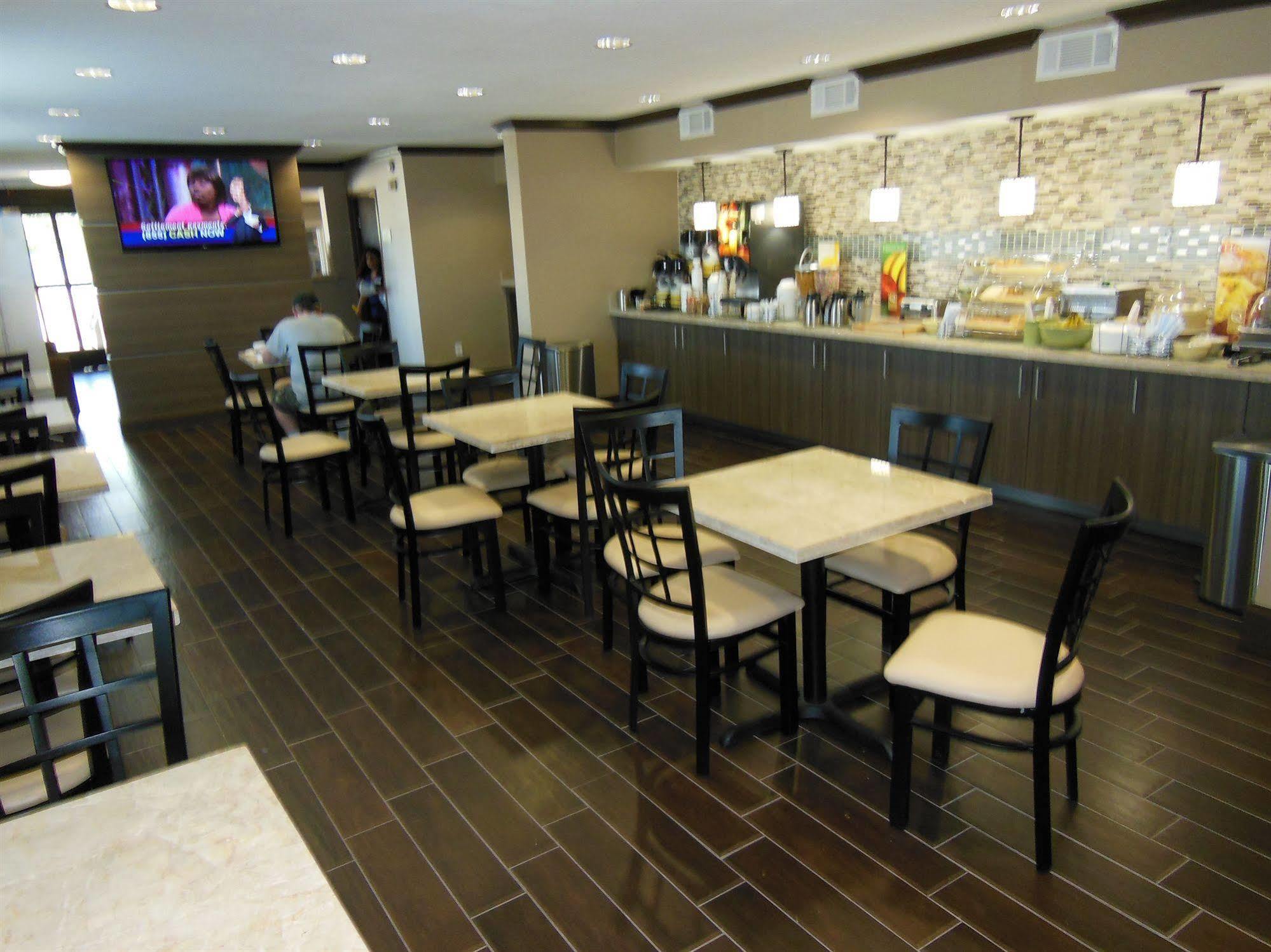 Days Inn & Suites By Wyndham Arlington Near Six Flags Eksteriør bilde