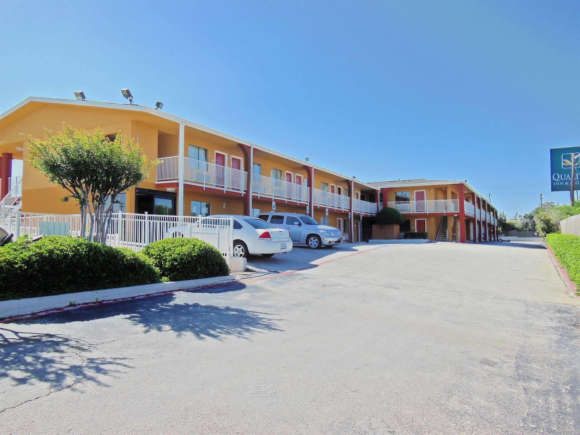 Days Inn & Suites By Wyndham Arlington Near Six Flags Eksteriør bilde
