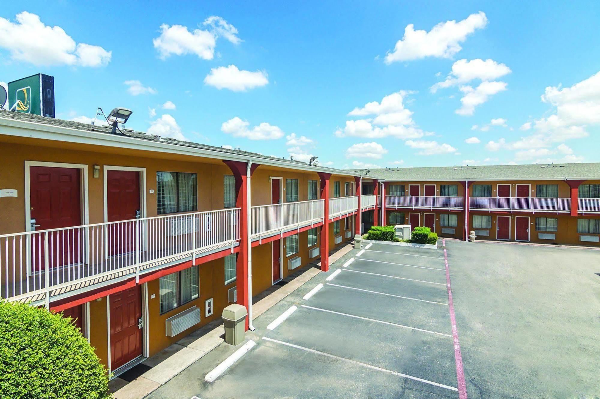Days Inn & Suites By Wyndham Arlington Near Six Flags Eksteriør bilde