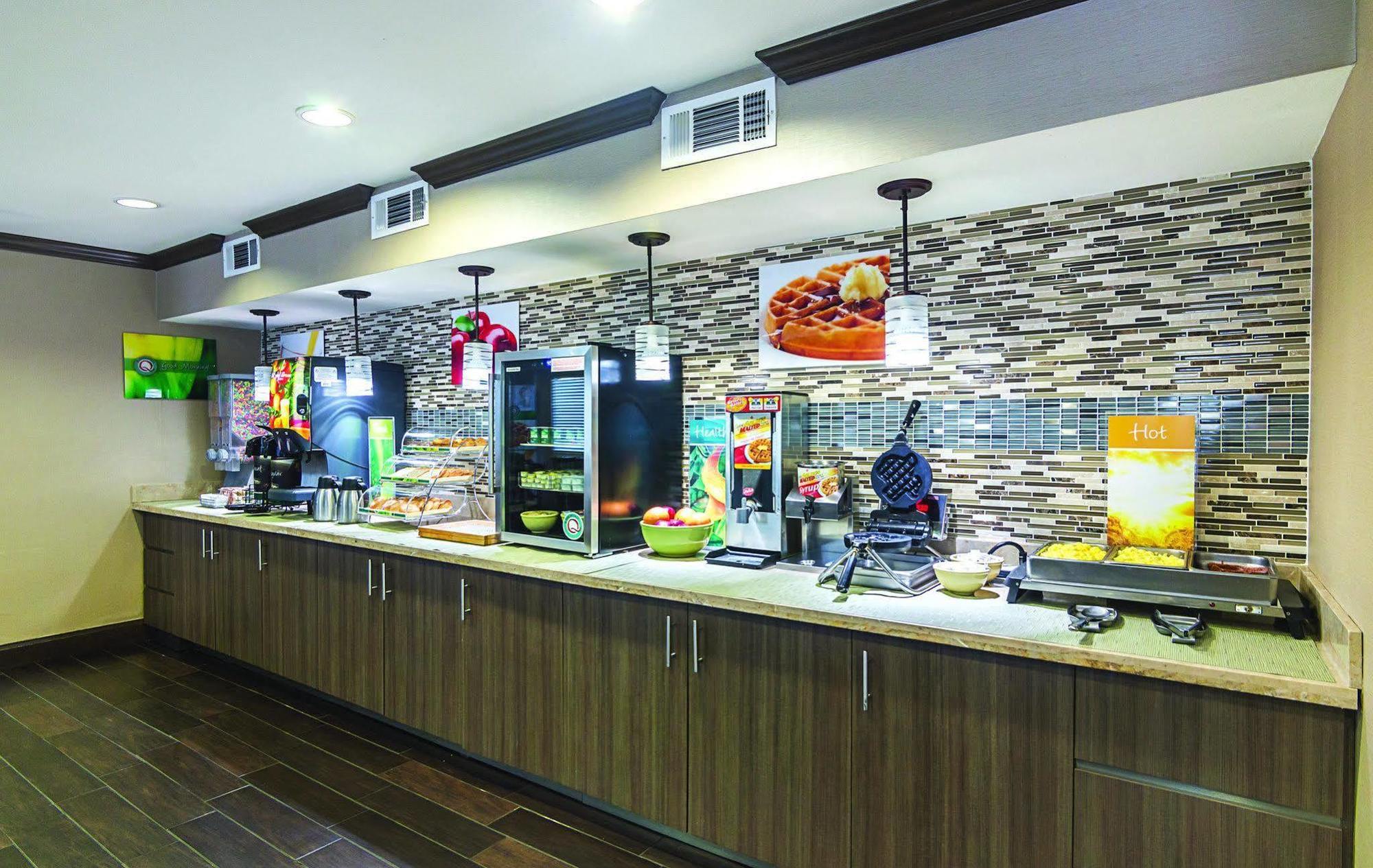 Days Inn & Suites By Wyndham Arlington Near Six Flags Eksteriør bilde
