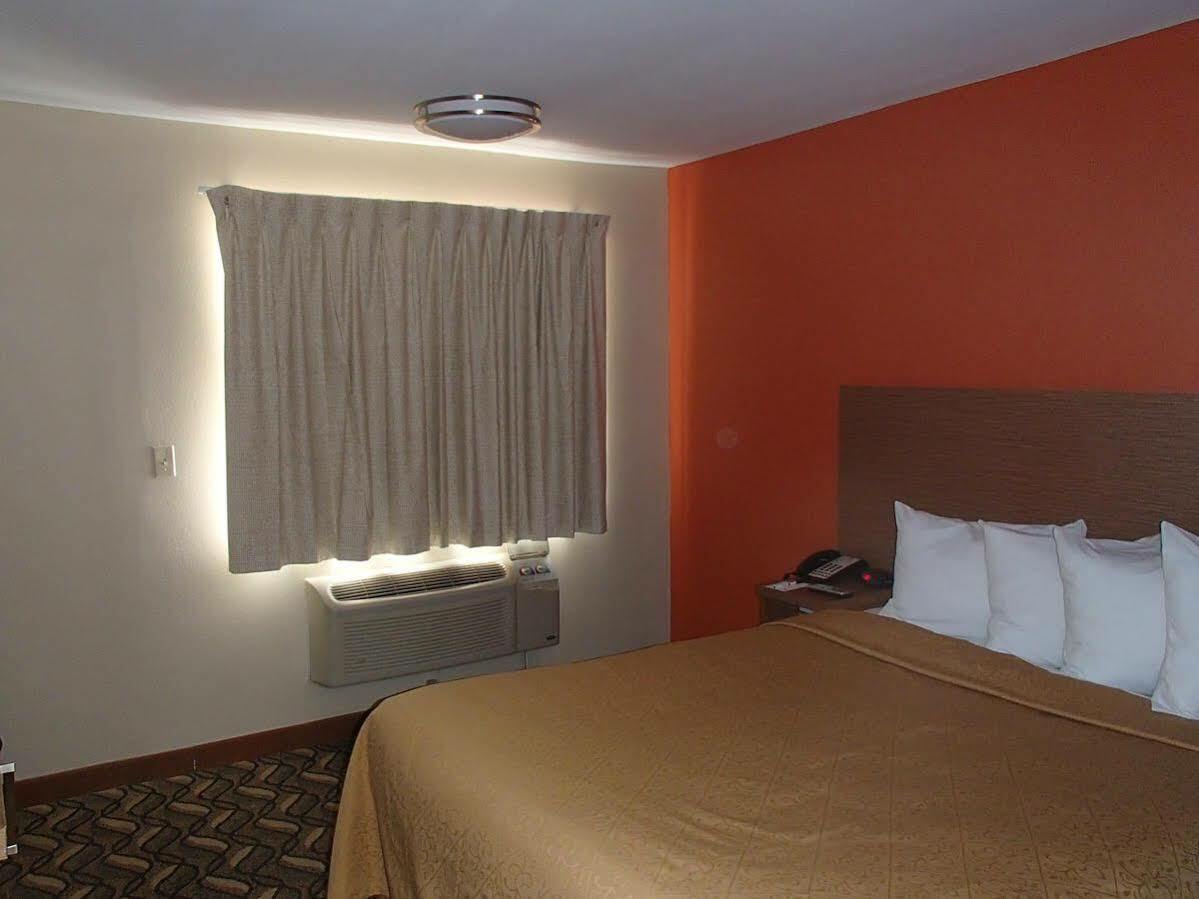 Days Inn & Suites By Wyndham Arlington Near Six Flags Eksteriør bilde
